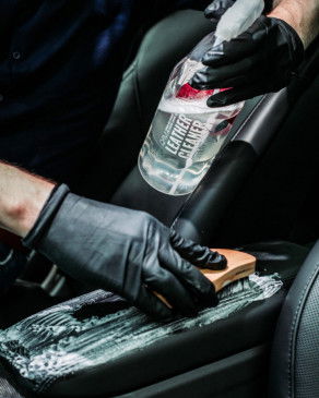 wit leer auto schoonmaken